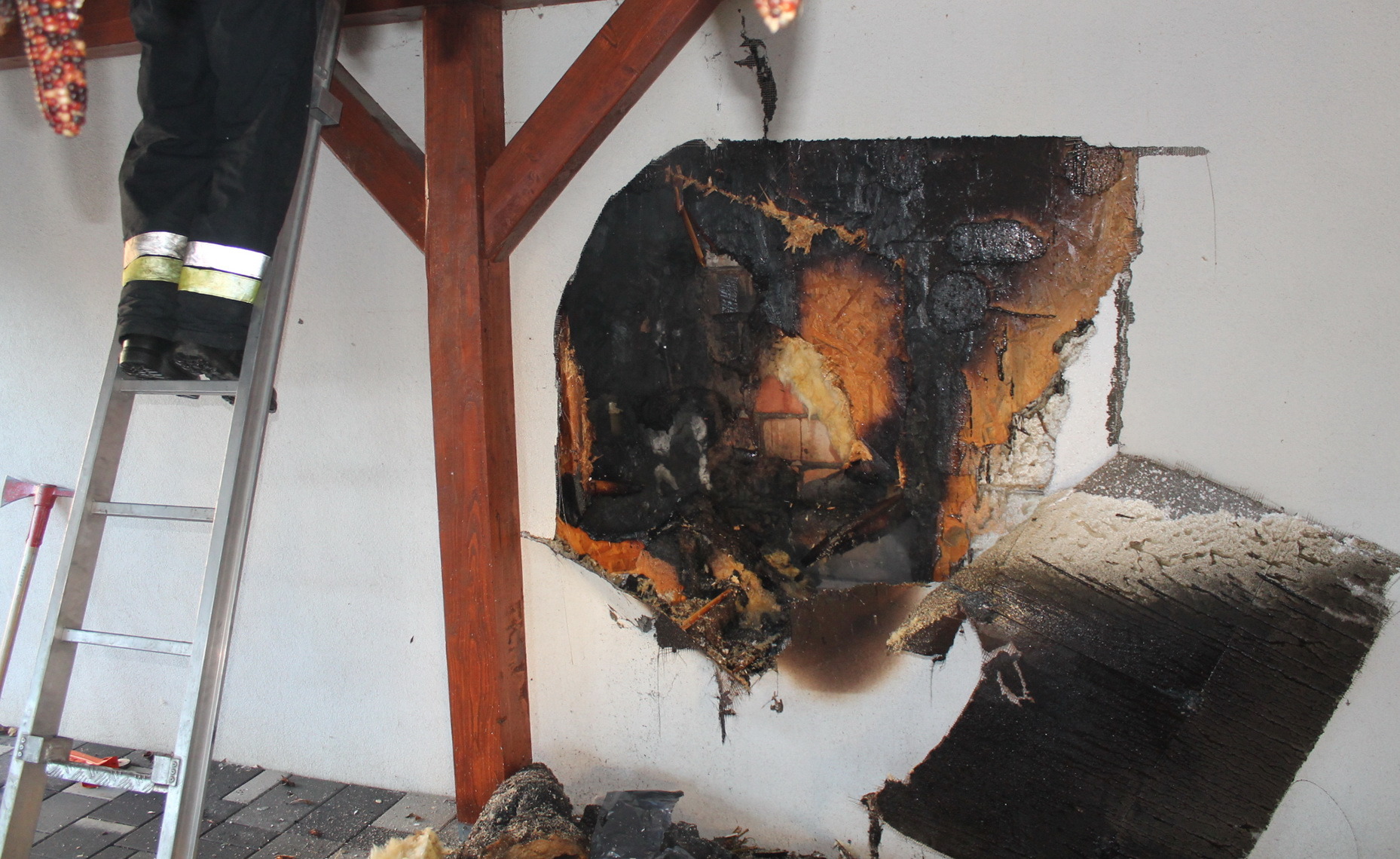 Könnyűszerkezetes ház fala gyulladt ki Bőben