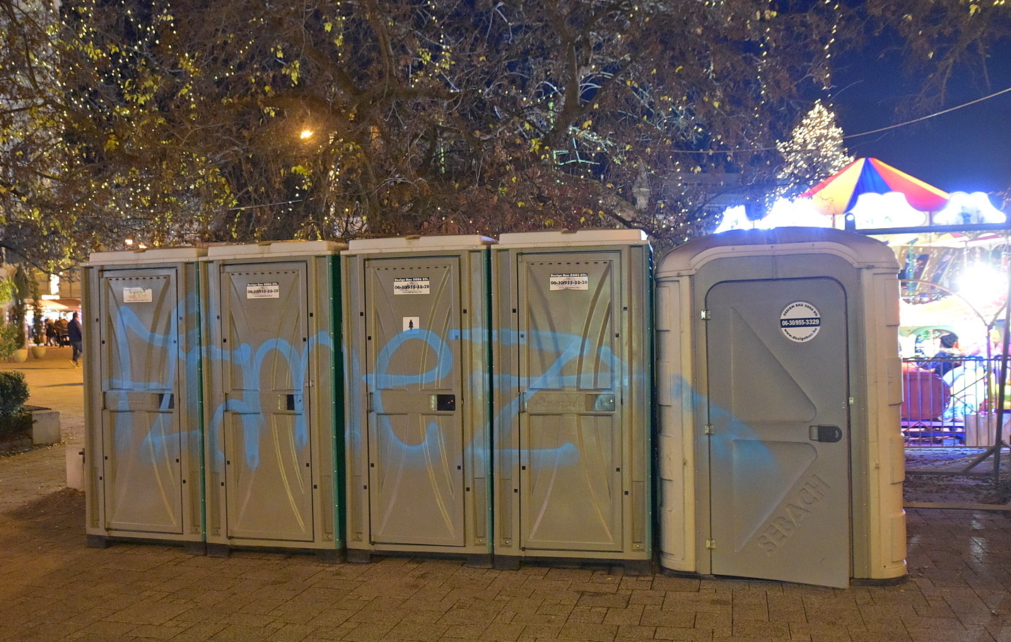Vizelet helyett festékszóróval jelölte meg a mobill WC-ket az ismeretlen, Szombathelyen