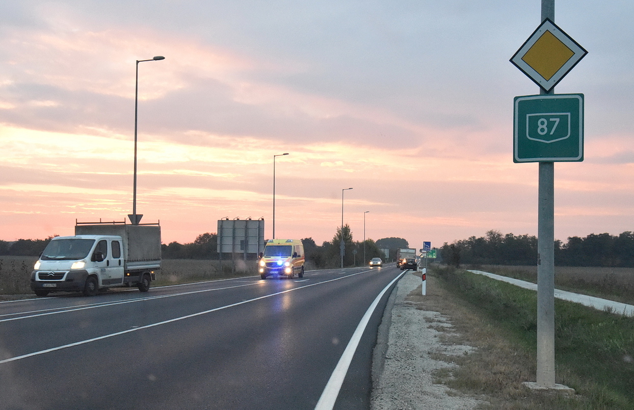 Sérülttel robog a kórházba a mentő napfelkeltekor