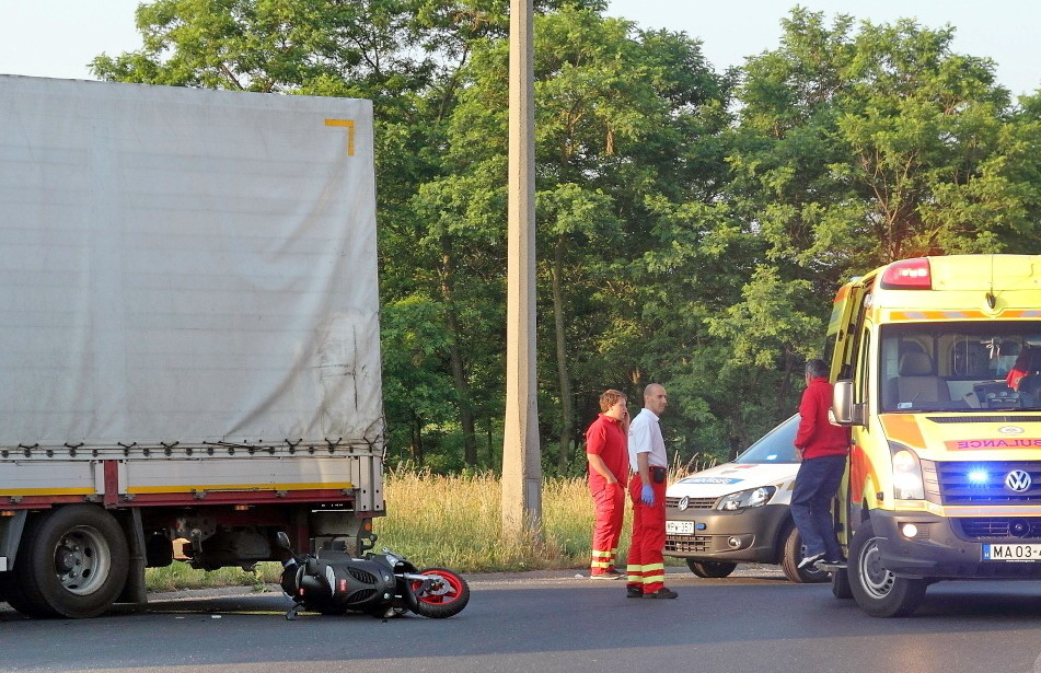 Lengyel kamion pótkocsija alá esett és meghalt a motoros Szombathelynél