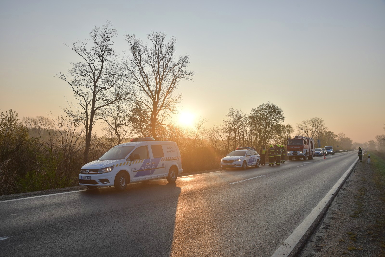 Súlyosan megsérült a Fiat vezetője - őzgázolás után robogott le a töltésen a jármű Rábahídvégnél
