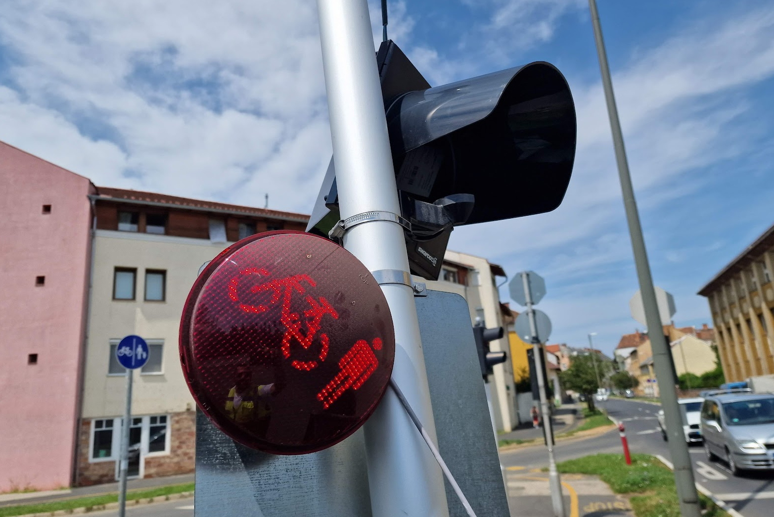 Jelzőlámpa oszlopának hajtott egy Skoda Szombathelyen