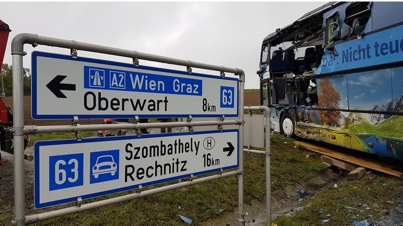 Emeletes busz hajtott daru elé Großpetersdorfnál– magyar a vétlen sofőr