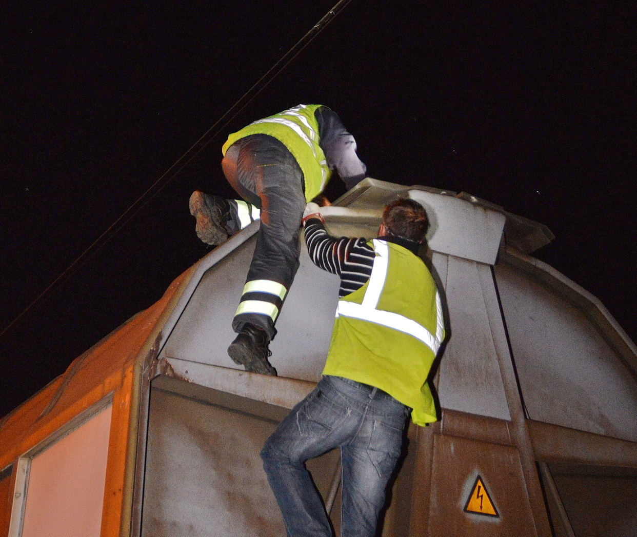 A kép 2013-ban készült, amikor egy vagonra mászó fiatal 25 Kv-os vezeték alatt egyenesedett fel és életveszélyesen megsérült. A fotón vasúti munkások láthatók a baleset után. Fotó: 112Press