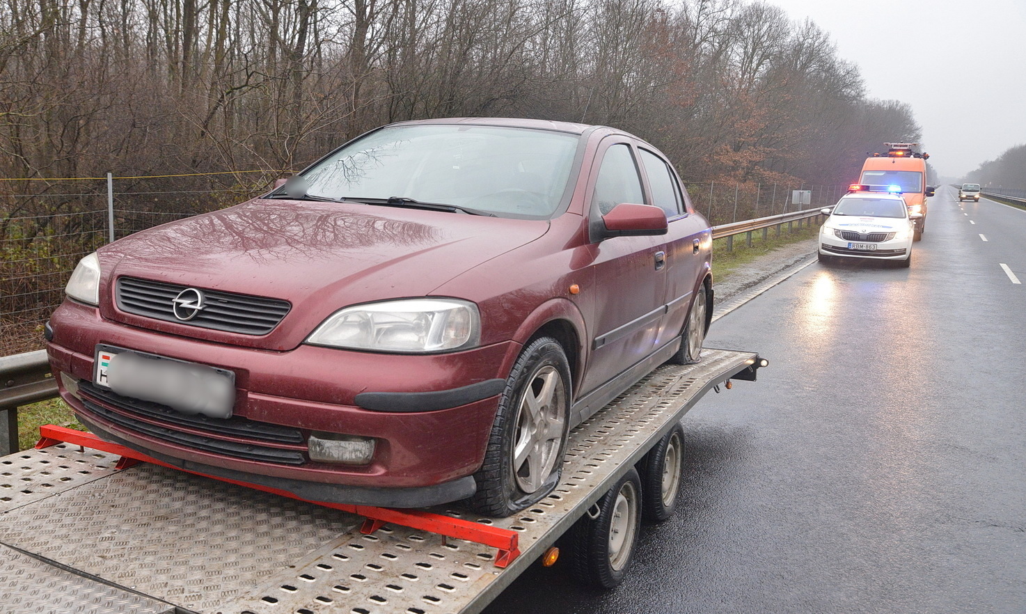 KIA-ról leszakadó kardántengely rongált meg egy Suzukit és egy Opelt a 86-os főúton, Egyházasrádóc közelében