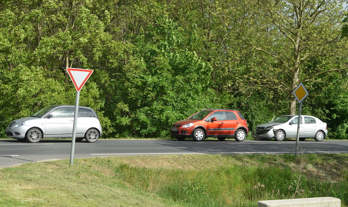 Opel tolt Suzukit egy Lanciának Balogunyomnál, a 86-os főúton