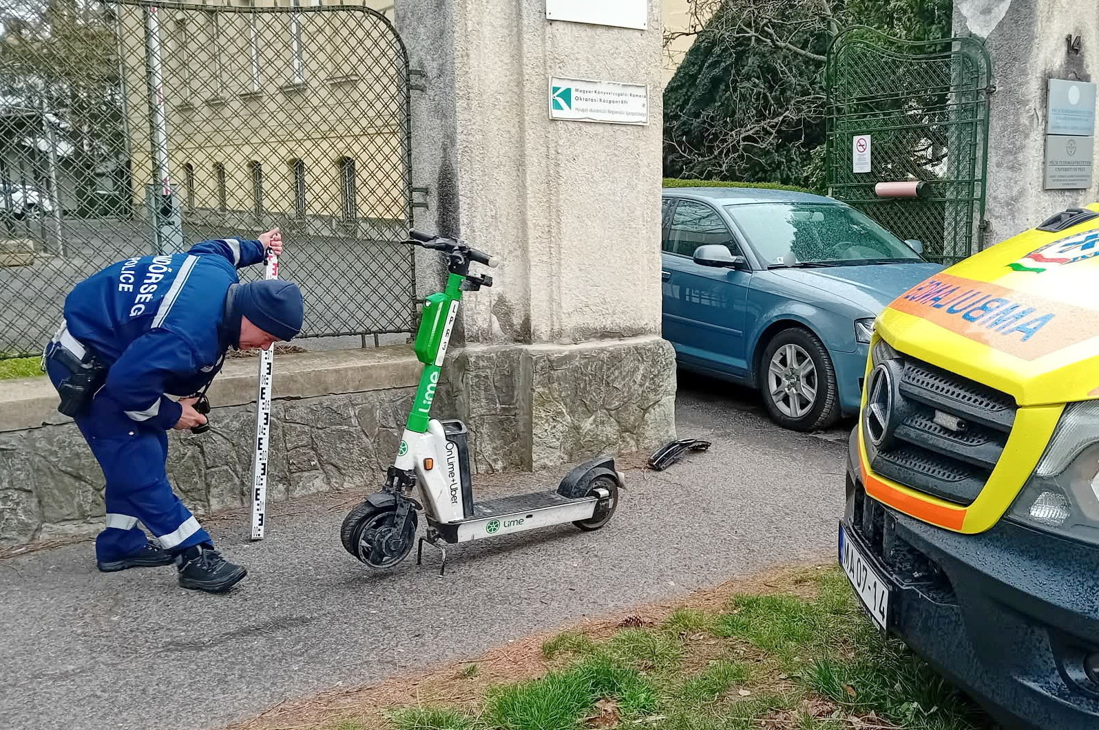 Utast és plakátot is vitt az Audival ütköző rolleres fiatal Szombathelyen - járdán történt a baleset