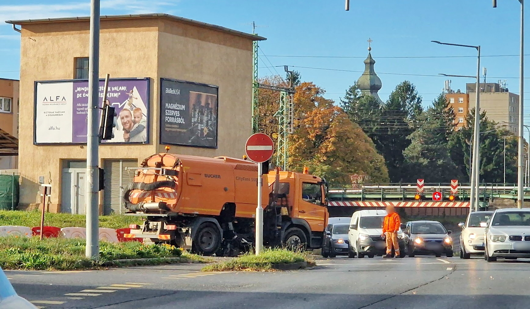 A jelzés után nem sokkal megérkezett a takarítóautó a kereszteződéshez és felsöpörte az úttesten hagyott üvegszilánkokat