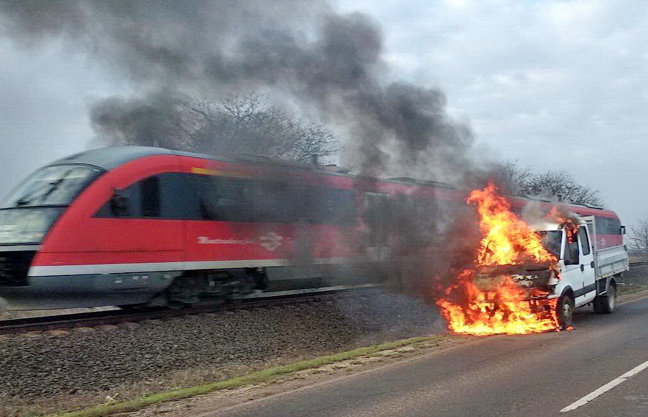 Teherautó égett a 33-as úton, Debrecen közelében Fotó: Katona Mihály tű. százados