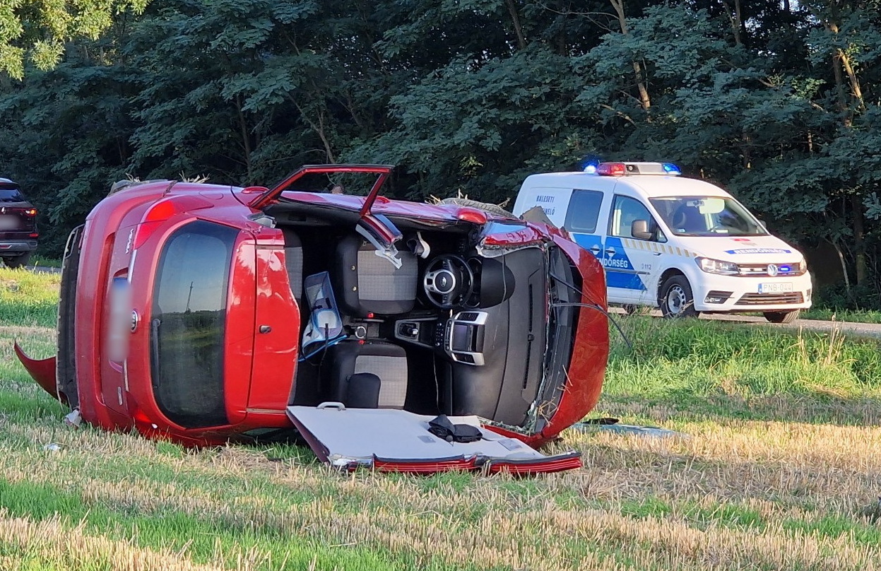 Nem használt biztonsági övet, meghalt a sofőr - kanyarban sodródott ki egy Kia Halogynál