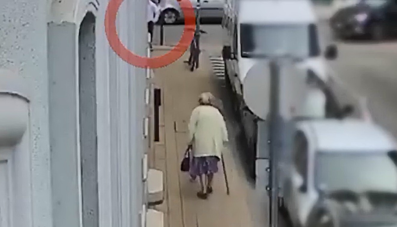 A 84 éves asszony a támadója felé tart, aki fellökte és elrabolta az arany ékszereit