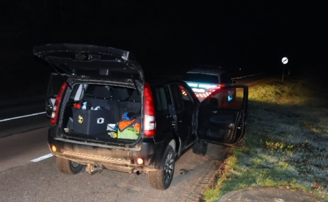 Az álrendőr autója, igazi rendőrautó mögött - Fotó: Rendőrség