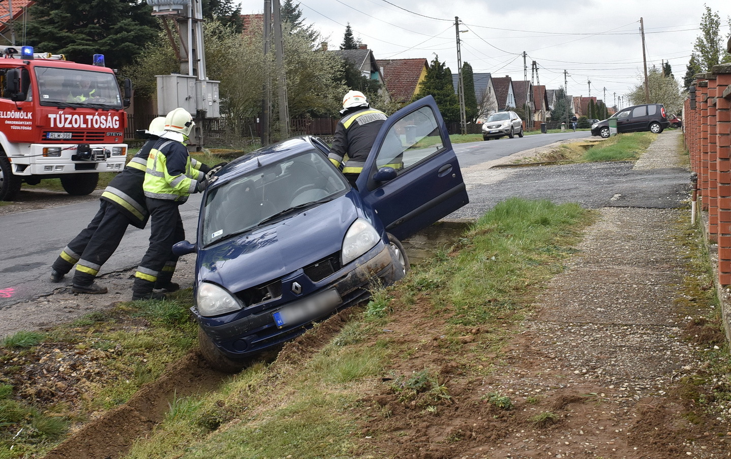 Árokba csapódott a Renault Kemenessömjénben