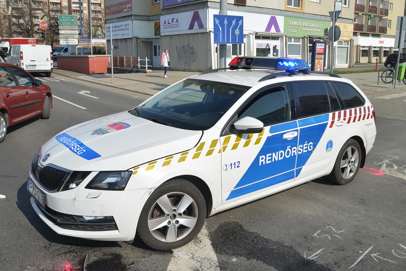 Skoda rendőrautó hajtott Dacia elé a Szombathelyi Vásárcsarnoknál