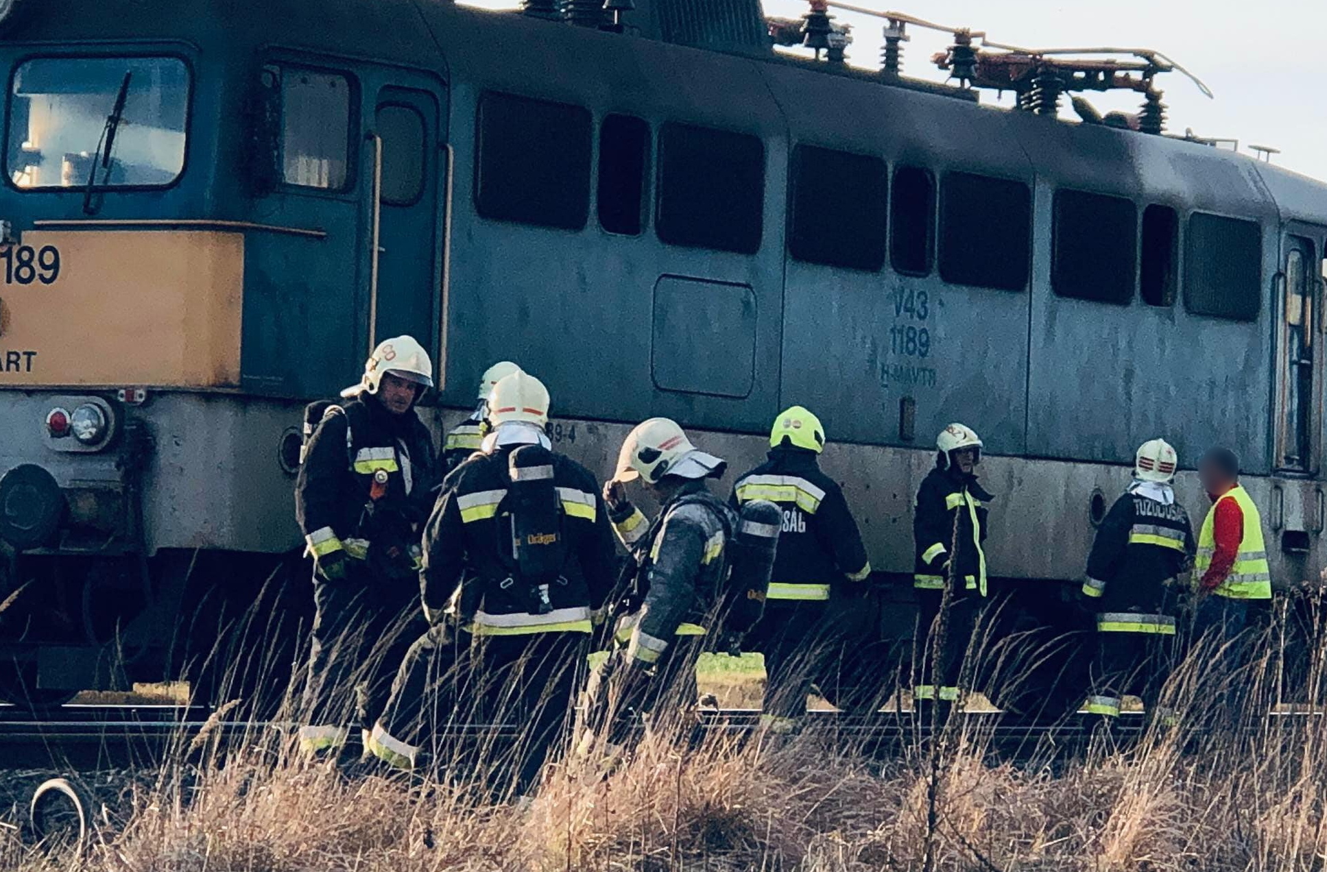 Mozdonytűz Celldömölk közelében - Fotó: Celldömölki Önkormányzati Tűzoltóság