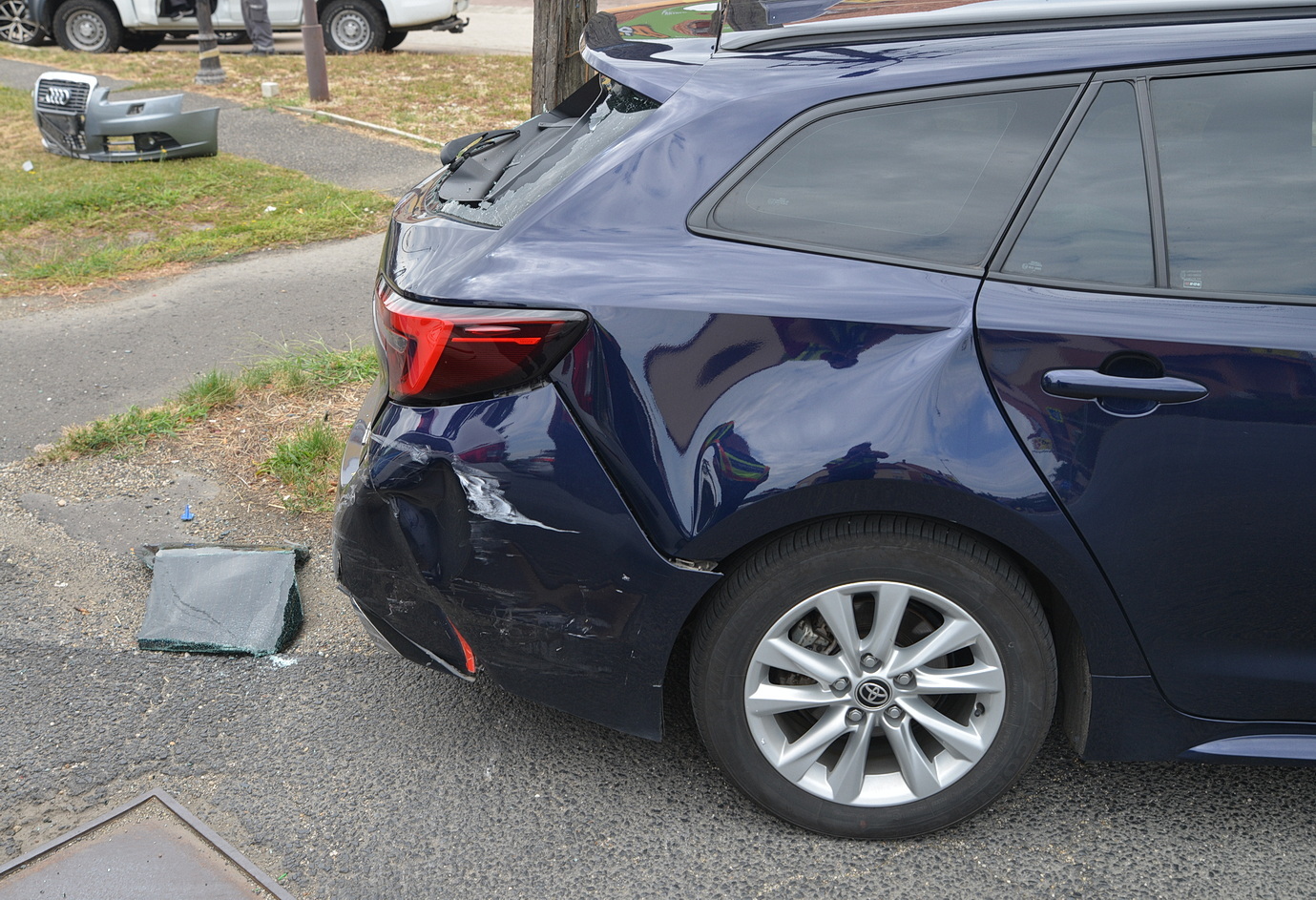 Villanyoszlopnak csapódott az Audi elé hajtó Toyota Szombathelyen - cserélni kell az oszlopot