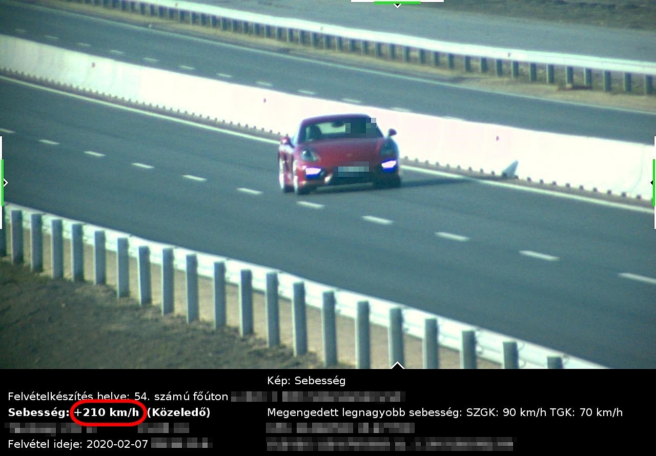 210 km/órával közlekedett a sofőr a megengedett 90 km/óra helyett az 54-es főúton