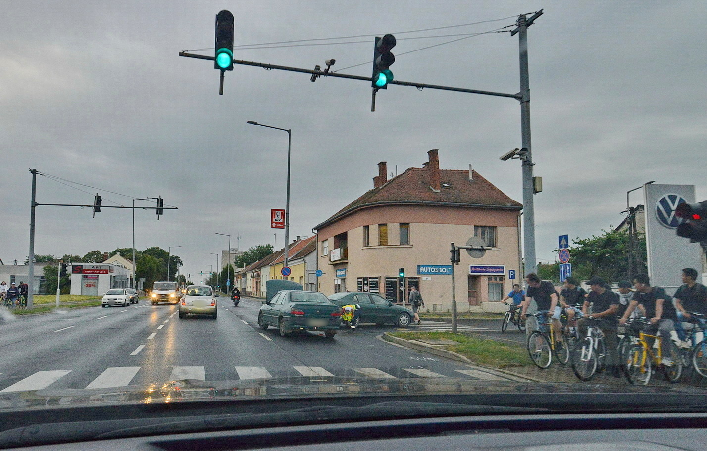 Kerékpáros miatt megálló Seatnak ütközött egy Peugeot Szombathelyen