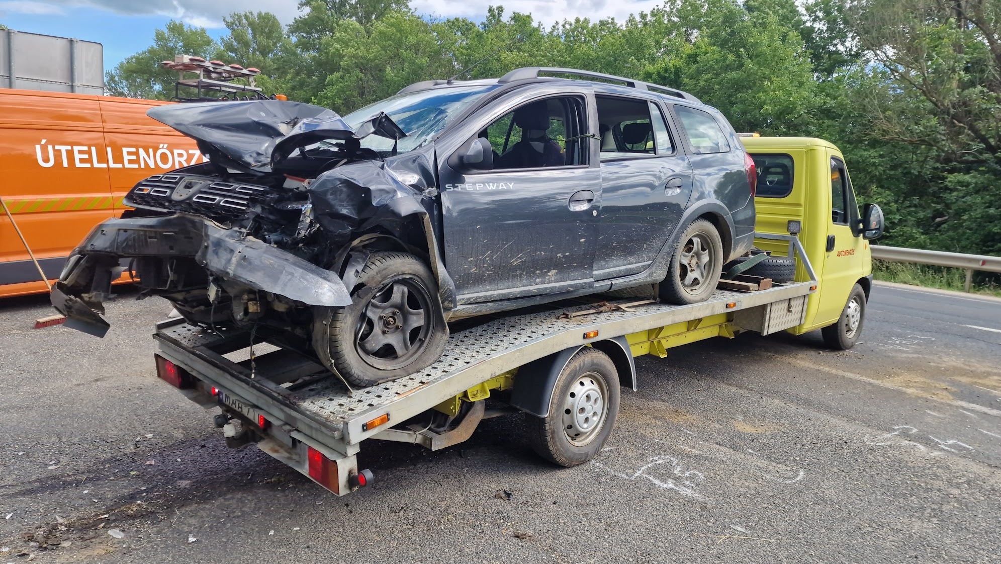 Útellenőr autóba hajtott egy Dacia Vasvár közelében, a 8-as főúton