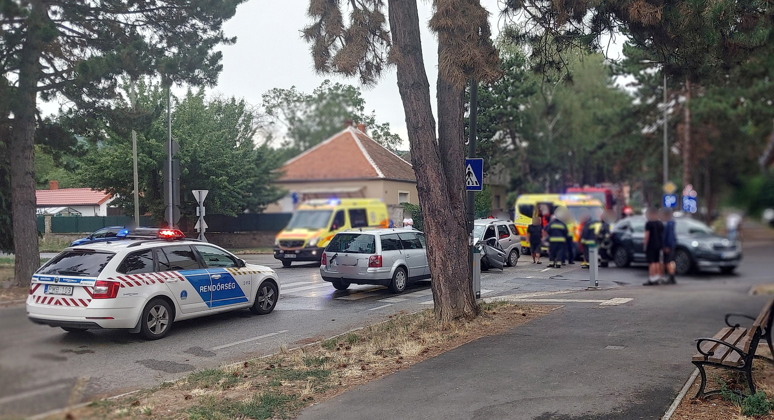 Elvesztette az eszméletét a Suzuki vezetője Kőszegen - két autóval ütközött a járműve Fotó: Olvasó