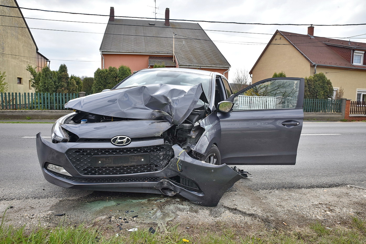 Ittas sofőr hajtott villanyoszlopnak Hyundai személyautóval Szombathelyen