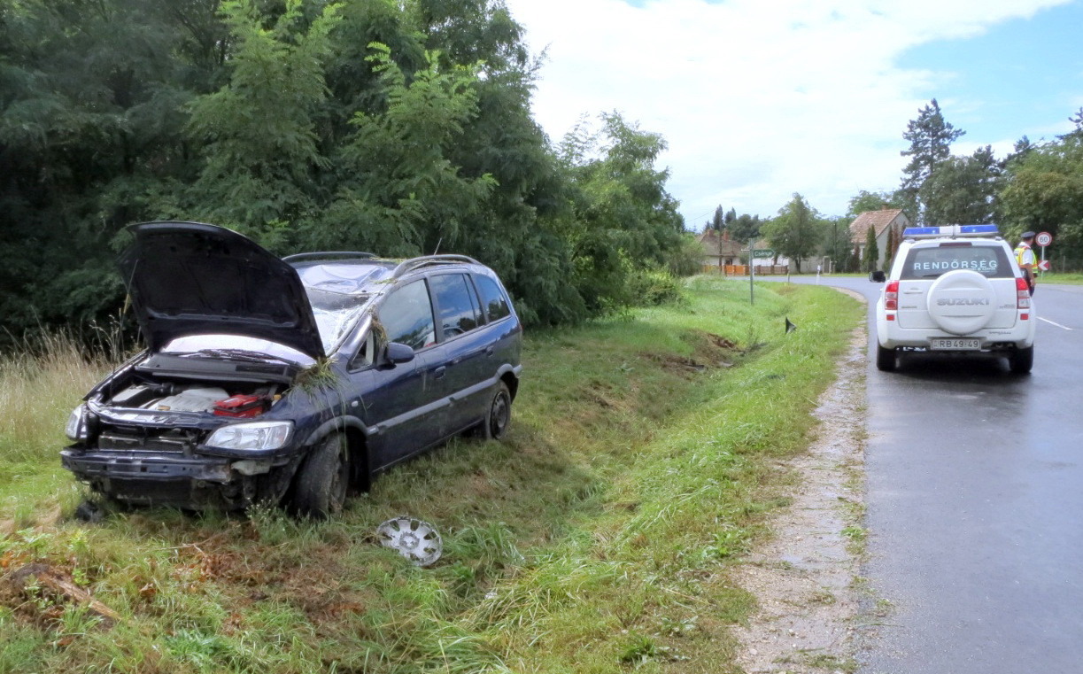 Felborult egy Opel Sárvár közelében