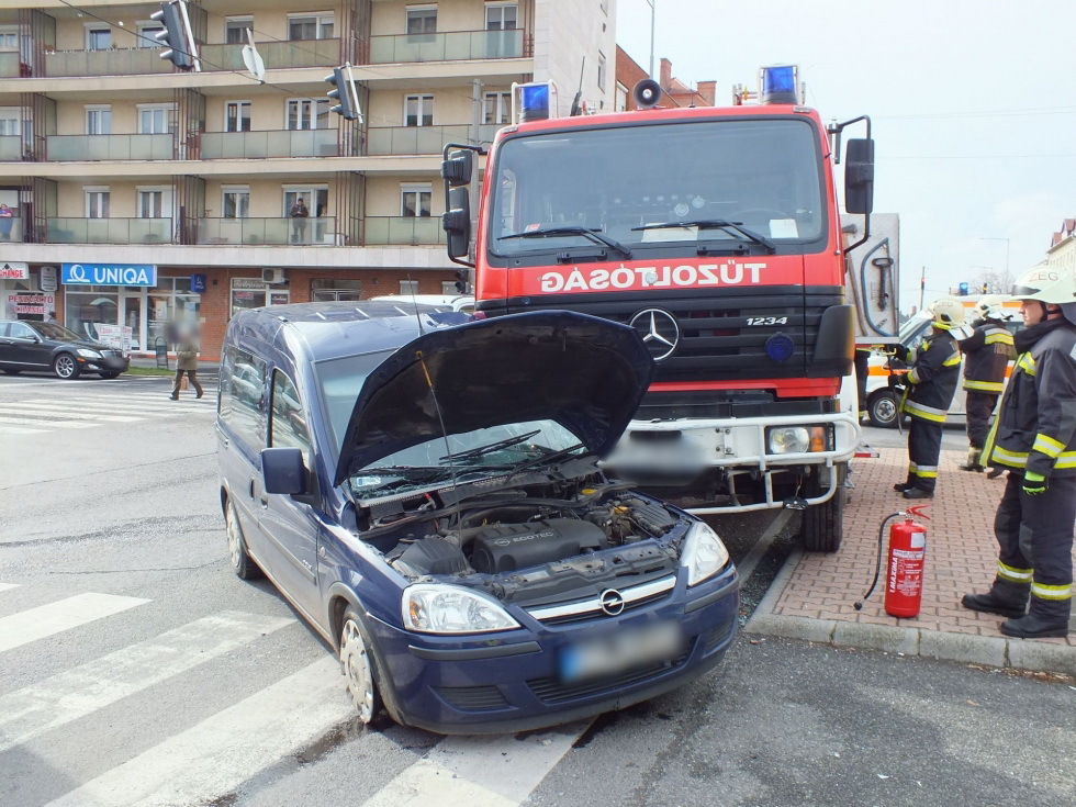 Tűzoltóautó és személyautó ütközött Zalaegerszegen 1.