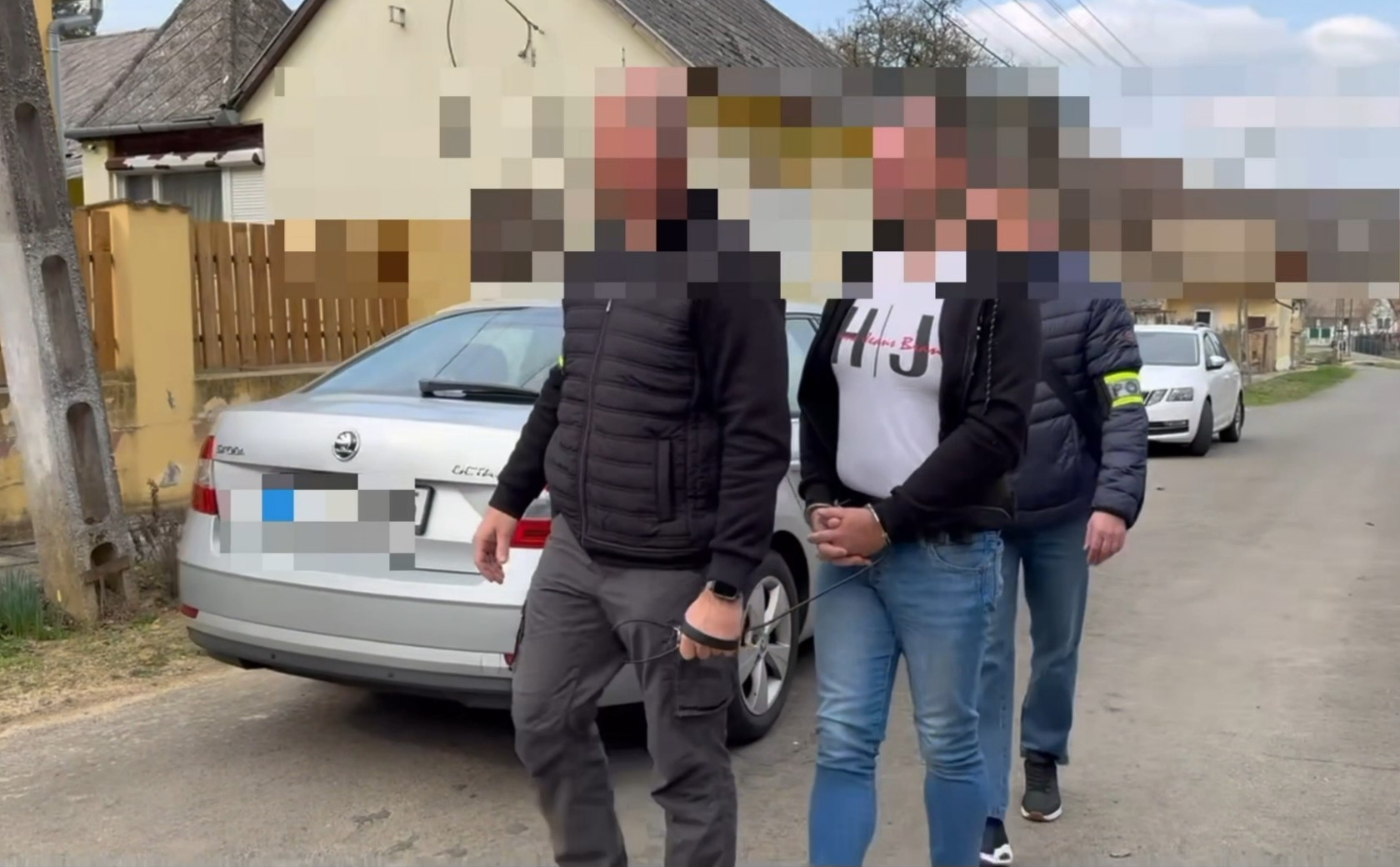 A fegyveres rablót rendőrök kísérik