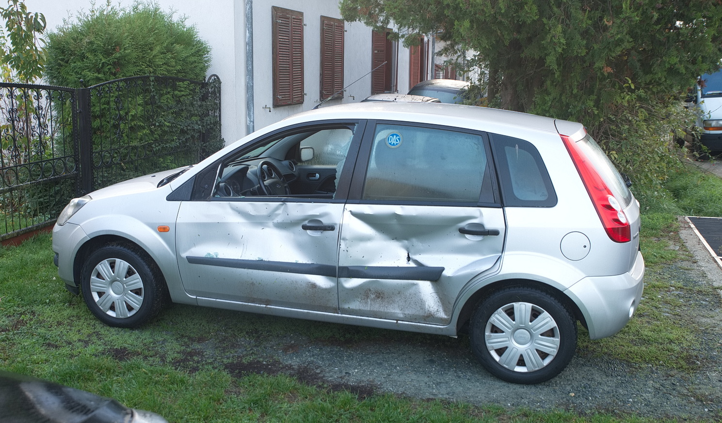 Az árok másik oldalán parkoló Fordnak ütközött egy Peugoet