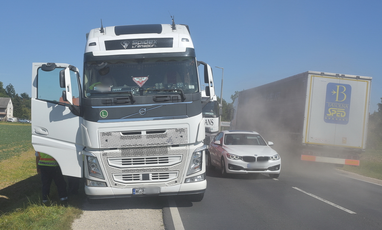 A lengyel rendszámú Volvo elején csak a rendszámtábla rongálódása jelzi az ütközést