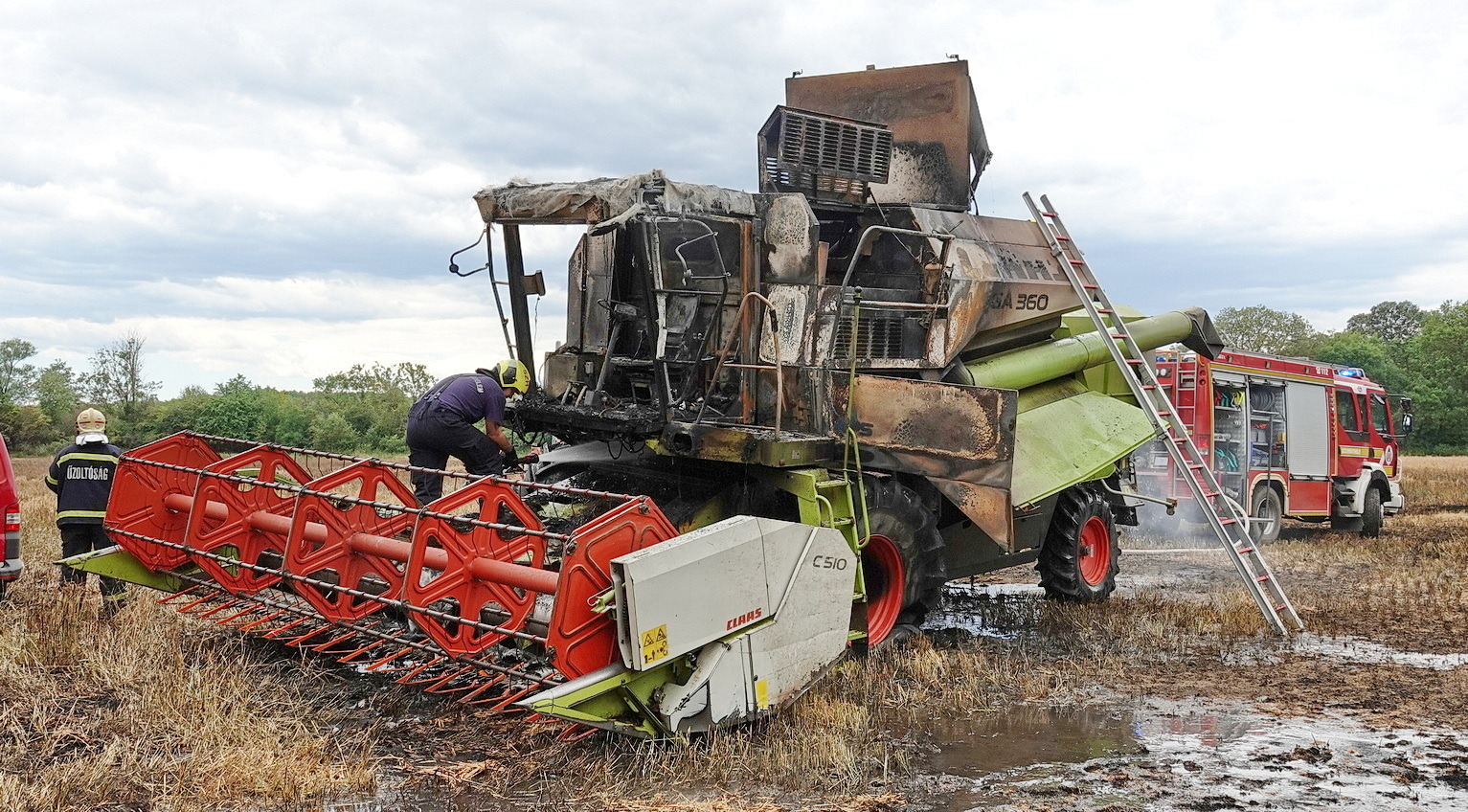 Kigyulladt egy CLAAS kombájn Balogunyomnál, három hektáron égett le az árpa