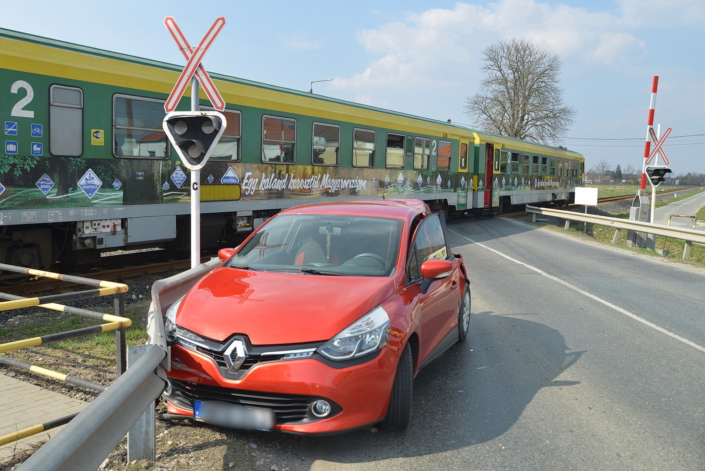 Szerencsés vasúti baleset - Légifelvétel segítségével mutatjuk meg, hogyan történt az ütközés a 87-es főúton