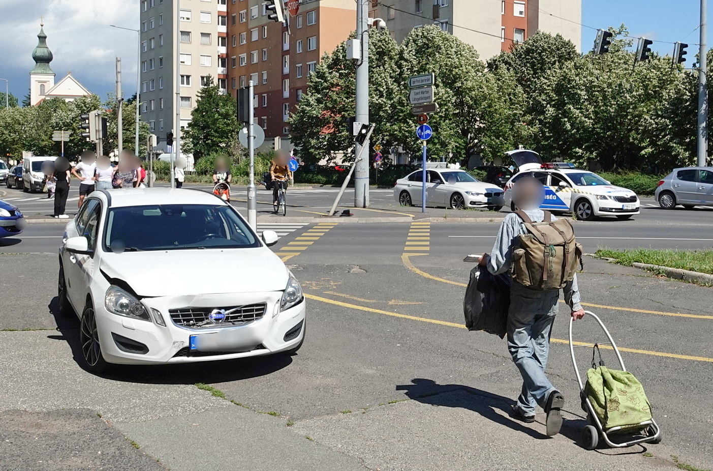 Jelzőlámpának lökött egy Daewoo-t egy Volvo Szombathelyen - nagy torlódást okoztak az elsötétülő forgalomirányító eszközök - Fotó: KP