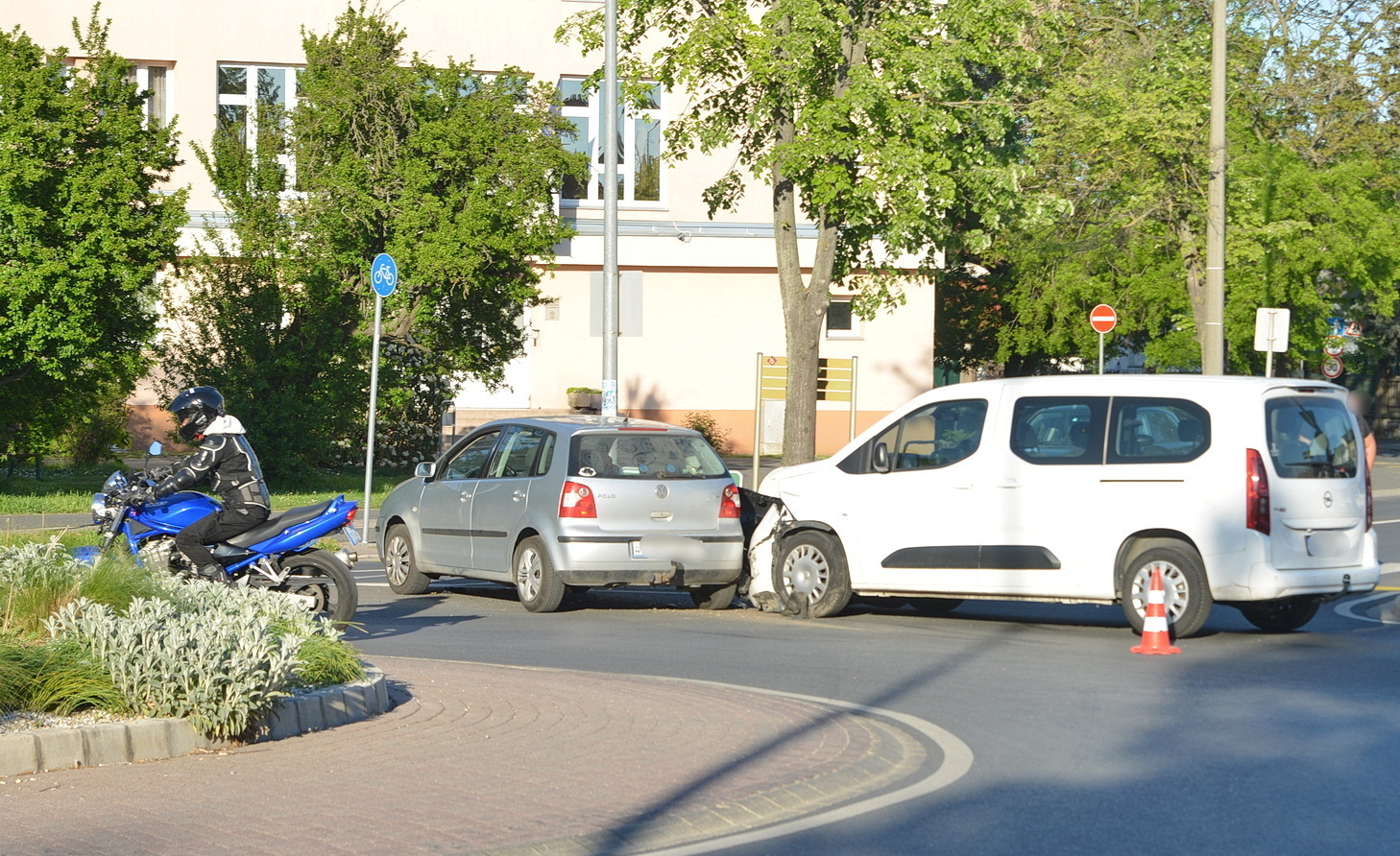 VW elé hajtott a körforgalomban egy Opel Szombathelyen