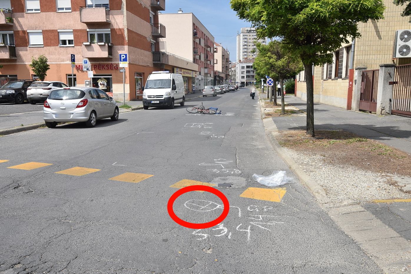 Idős kerékpáros tekert Skoda elé Szombathelyen