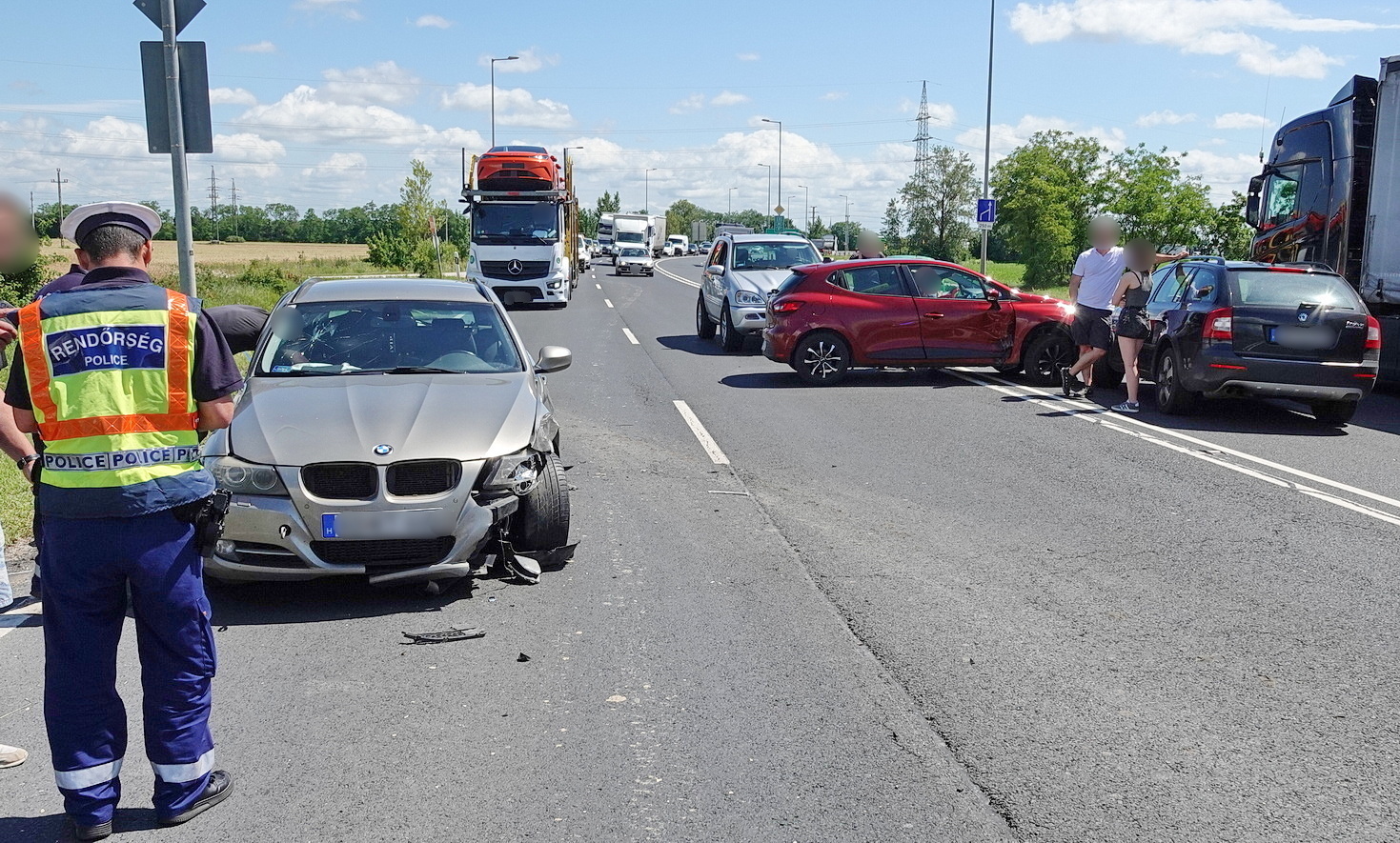 Szabálytalanul megforduló Renault miatt ütközött három autó Szombathely határában