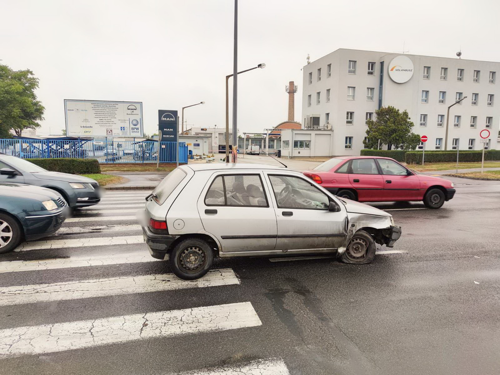 Gyalogátkelőhelynél megálló autók között csúszott át ittas sofőr Renaultja Szombathelyen