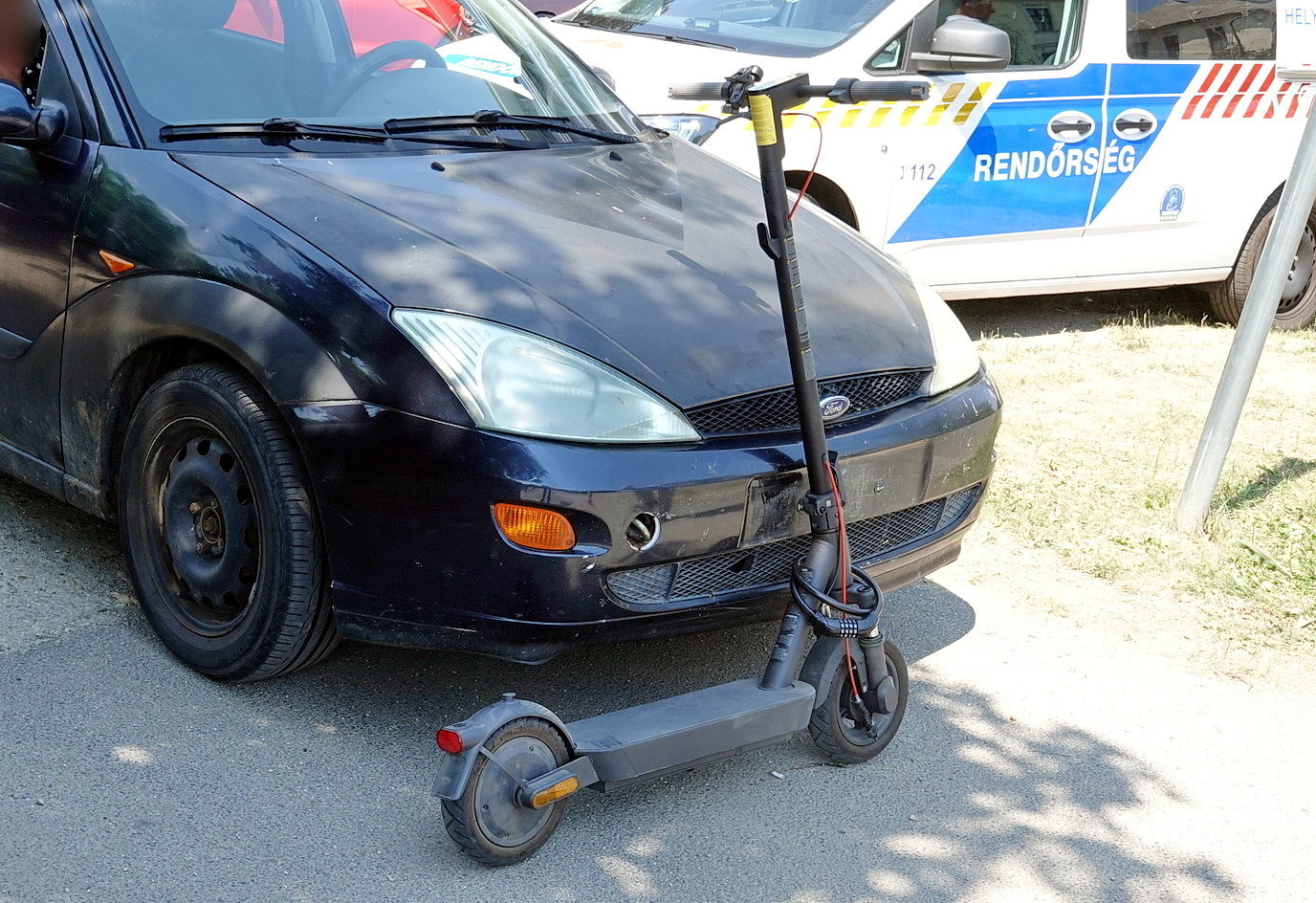Parkolóból kihajtó Ford ütött el egy járdán Xiaomi e-rollerrel érkező nőt Szombathelyen
