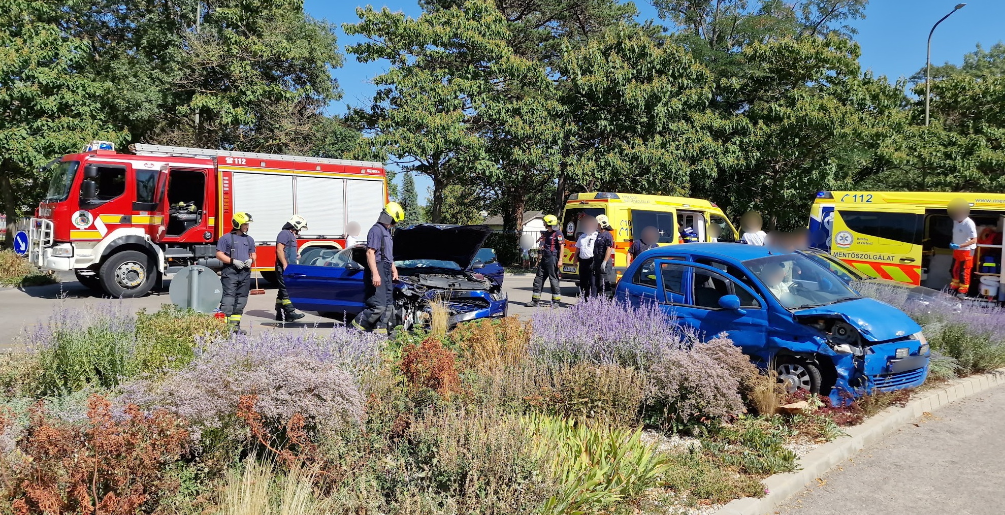 Hárman megsérültek - Ford elé kanyarodott, majd virágágyásba sodródott egy Chevrolet Szombathelyen