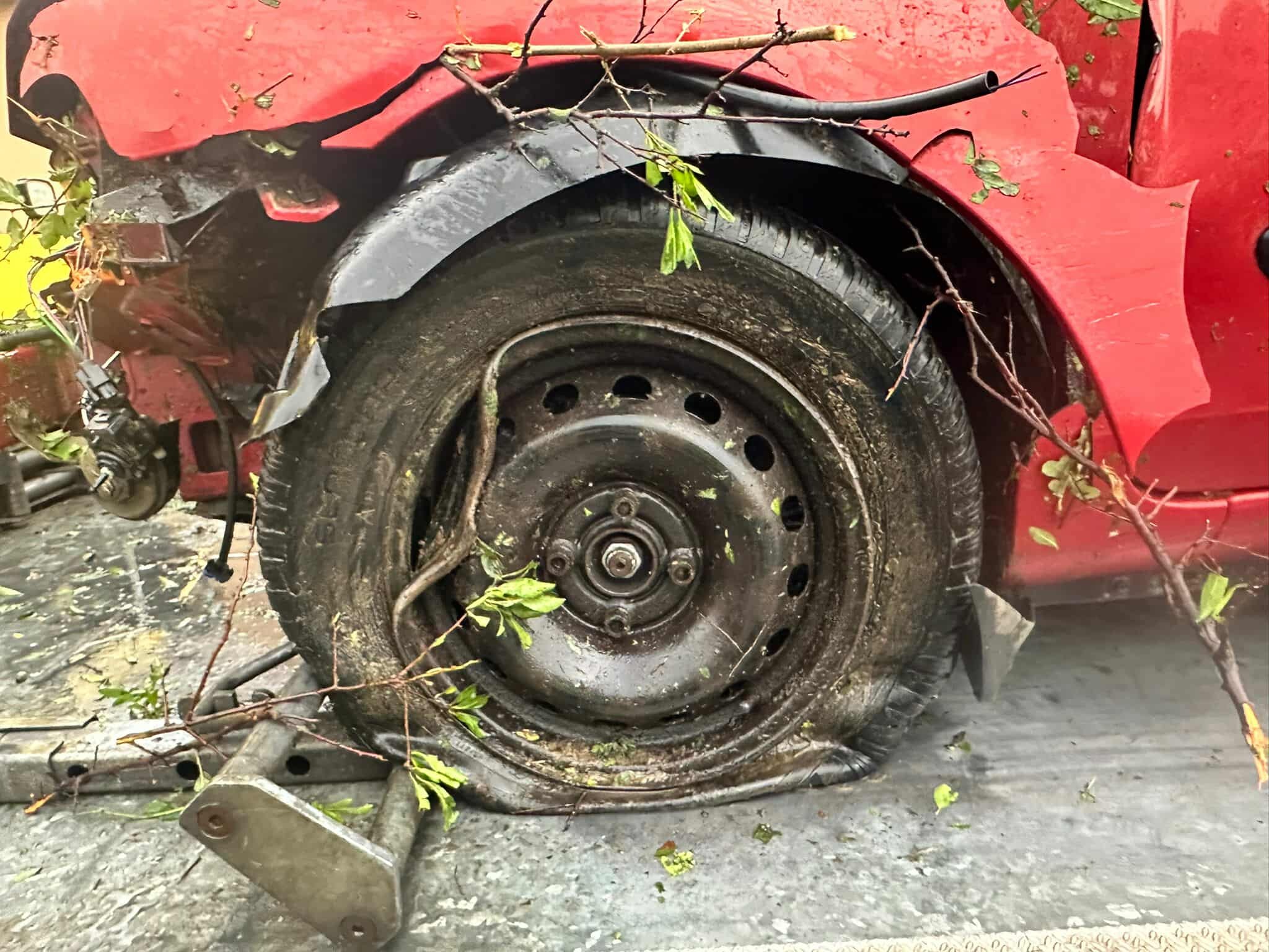 Megcsúszott és lerepült az útról egy Renault Hegyháthodász közelében, a 76-os főúton