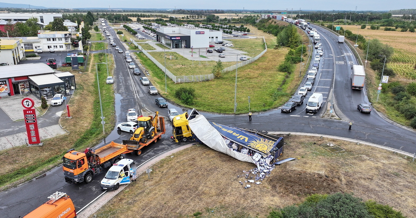 Megcsúszott a vizes úton és Alfa Romeo-t perdített a körforgalomba berobogó Renault kamion Szombathelyen