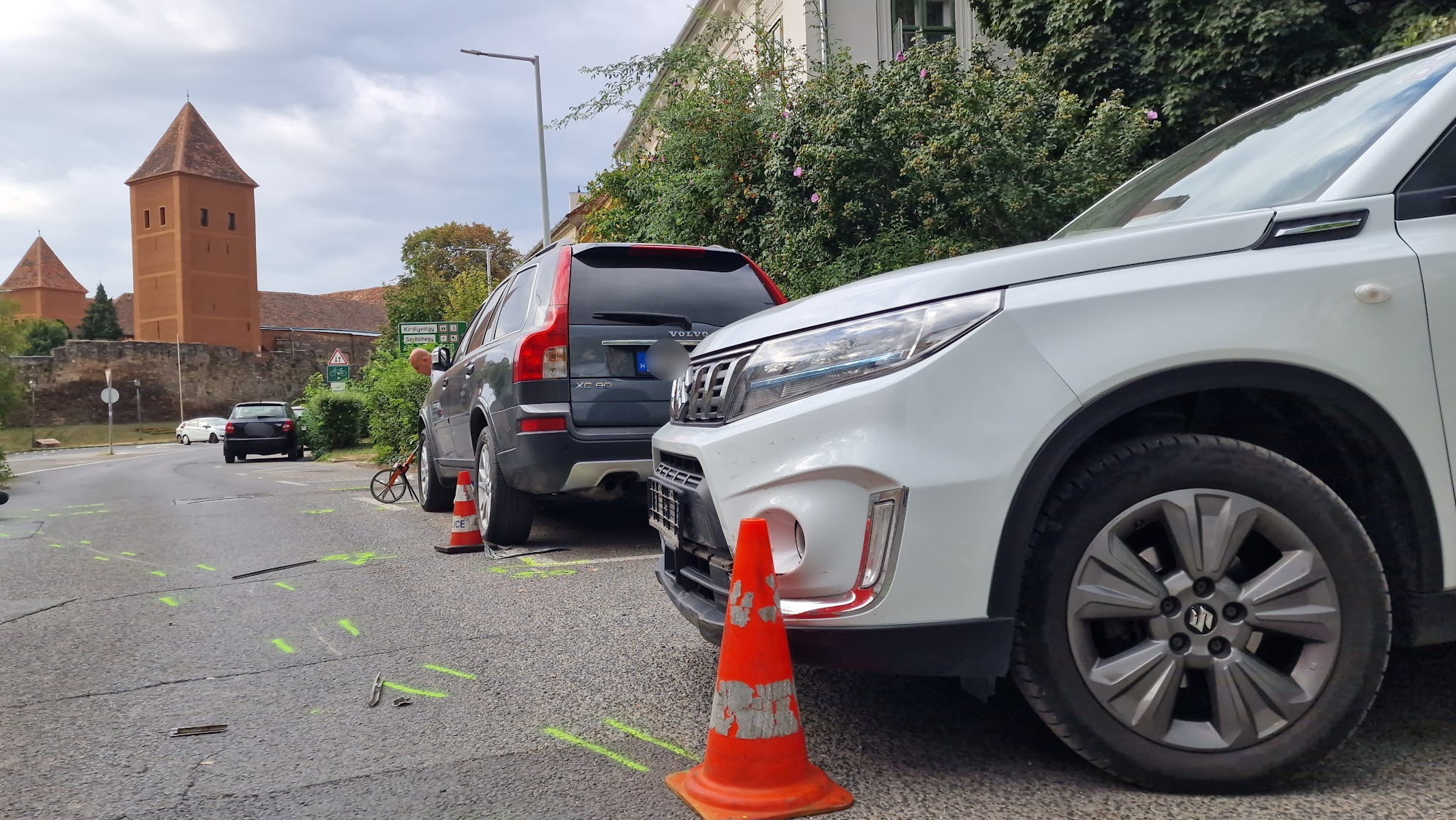 Súlyosan megsérült egy robogós Kőszegen - kihajtásra váró Suzuki elejének ütközött, majd Volvónak sodródott