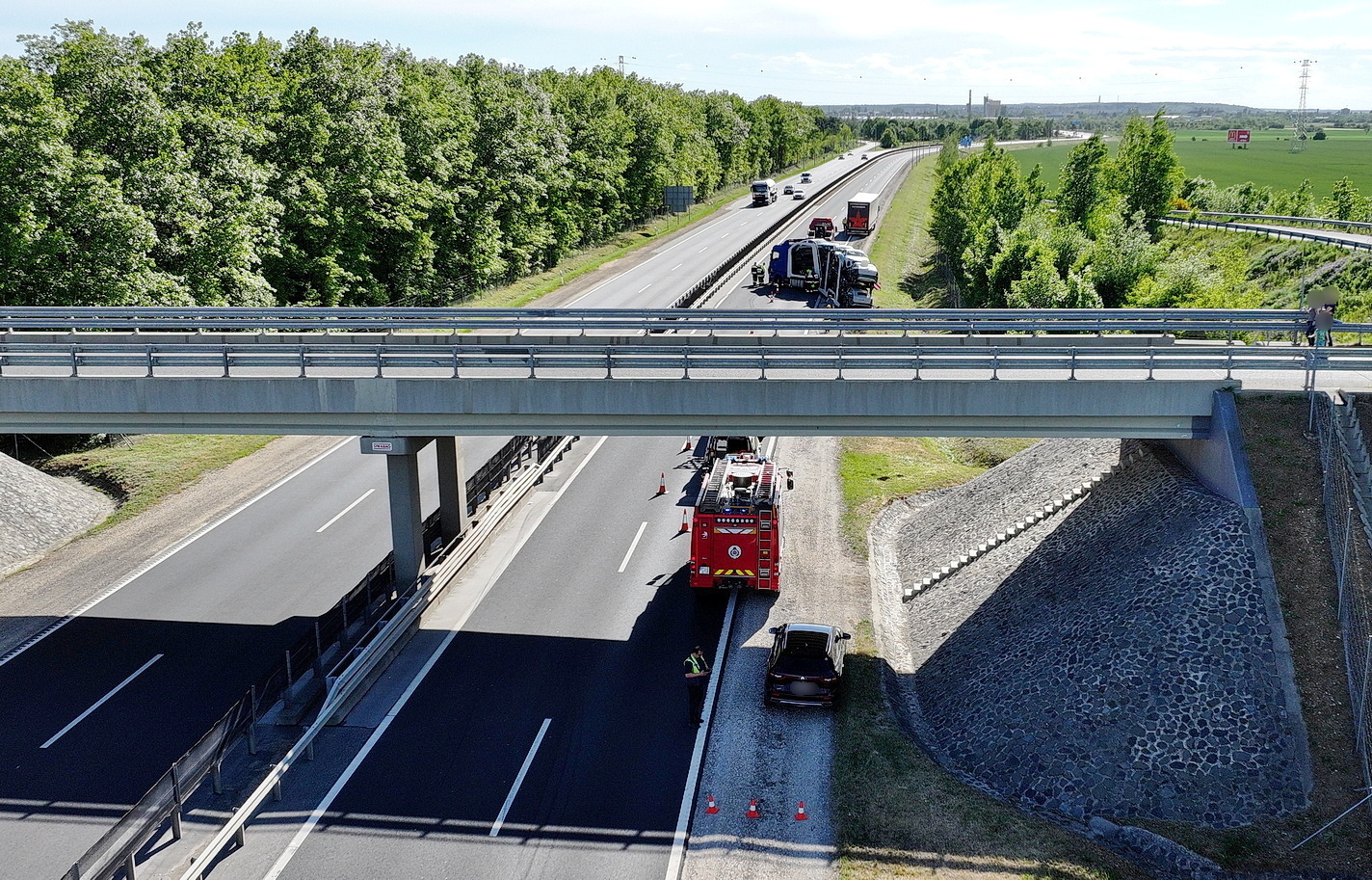 Kamionbaleset az M86-os autóúton - Előzésben lévő Scania autószállító ütközött Volvo kamionnak, majd szalagkorlátnak Szombathely közelében
