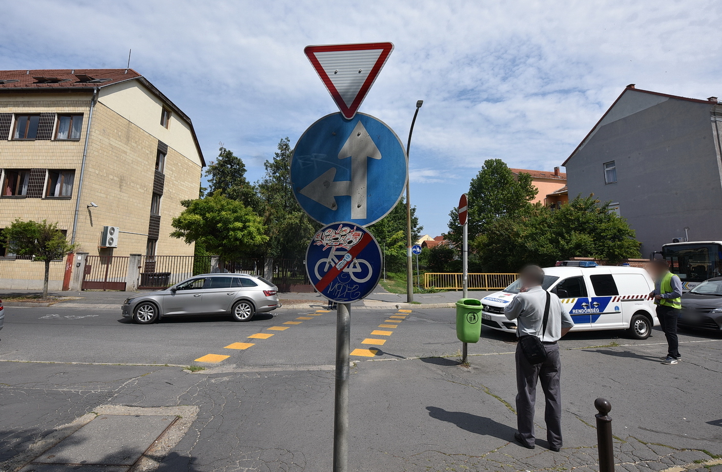 Idős kerékpáros tekert Skoda elé Szombathelyen