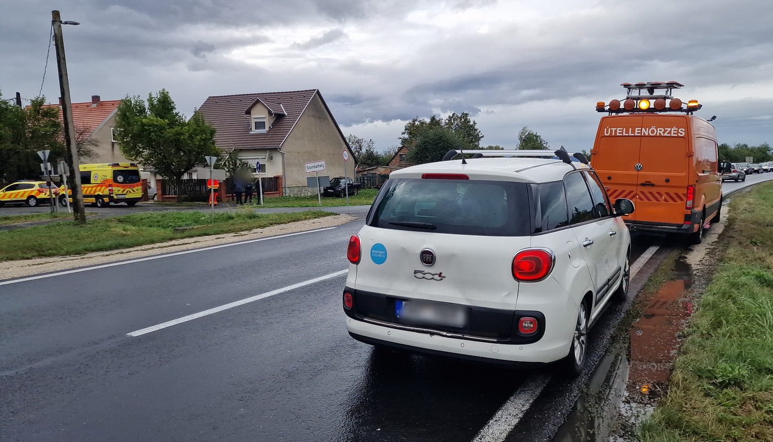 credo busz tolta össze az álló kocsisort a 86-os főúton, Szombathely Petőfi-telepnél