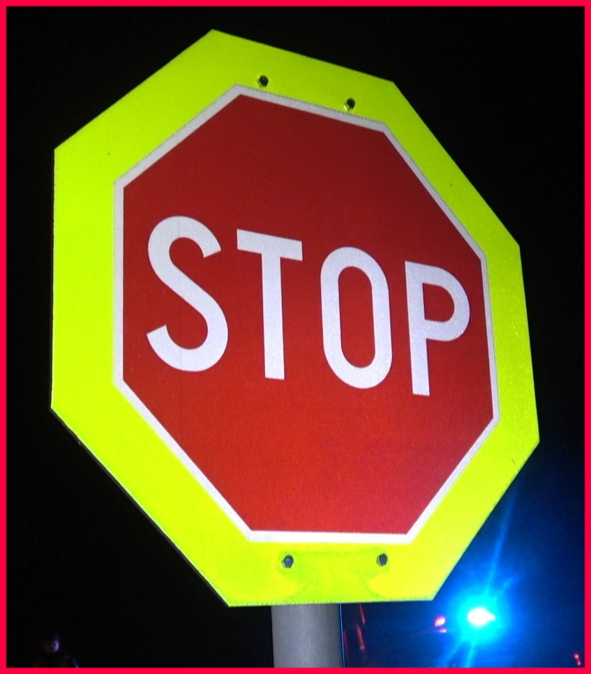 Szigorú figyelmeztetés jele az aranykeretes Állj! Elsőbbségadás kötelező tábla a 112Press Facebook oldalán