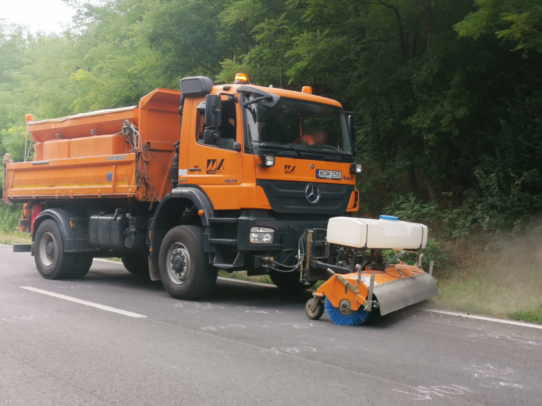 A Magyar Közút munkagépe letakarította az úttestet