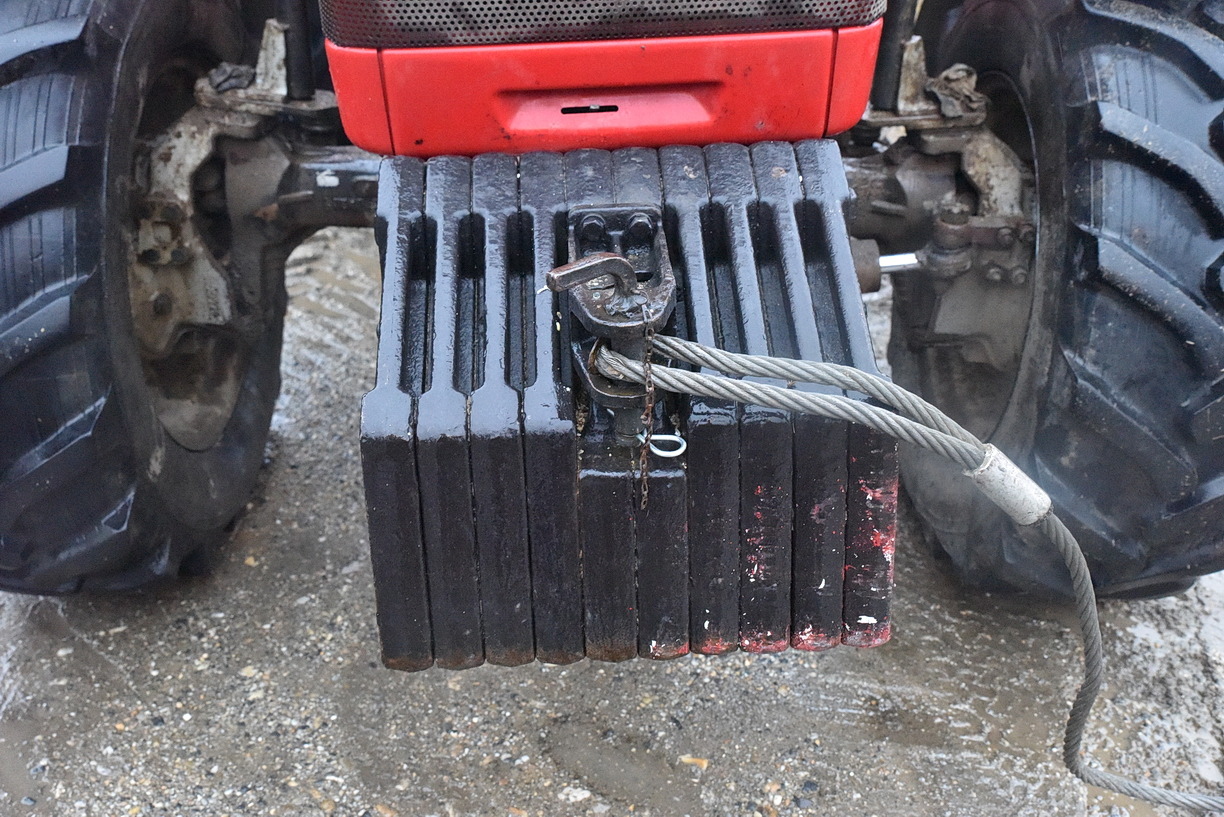 Az orrsúlyon jól látszik a személyautó színe