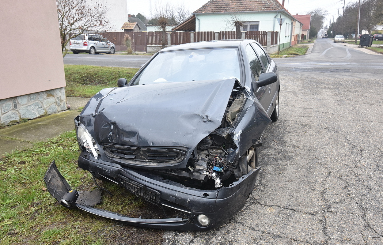 Ketten megsérültek Körmenden - Citroen elé hajtott egy Renault