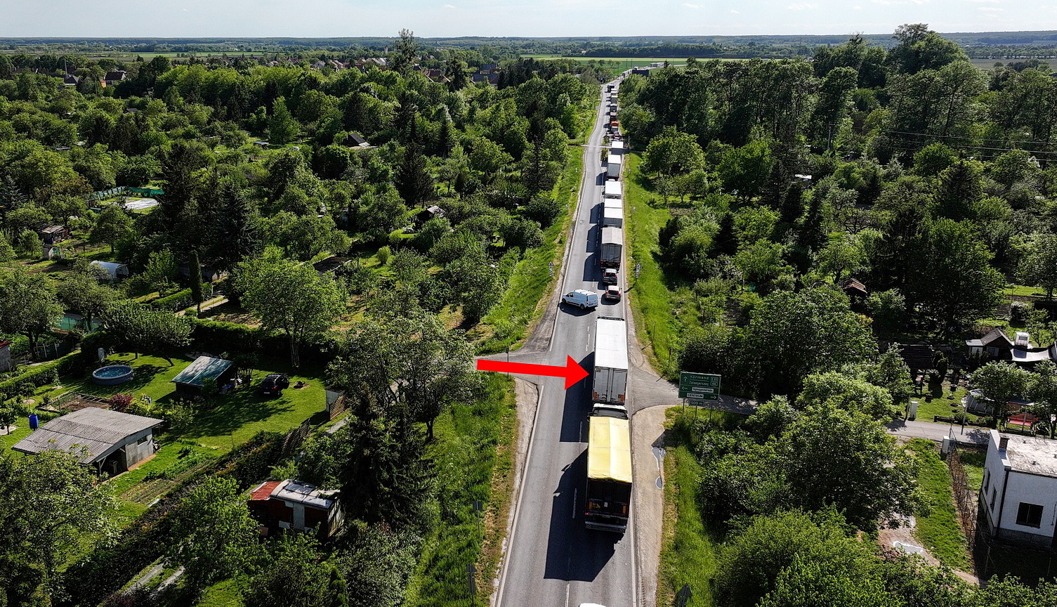 Ford hajtott érkező kamion elé a 86-os főúton, Szombathely határában - centimétereken múlt a baleset